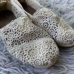 White lace Toms